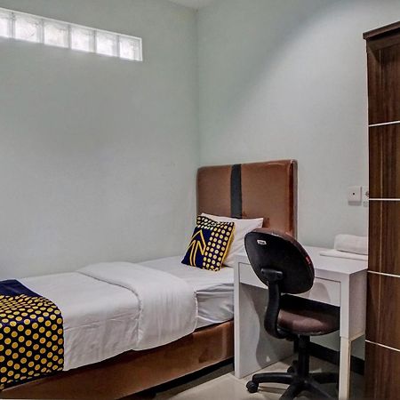 Spot On 92822 Finest House Near Amplas Bus Terminal Медан Екстериор снимка