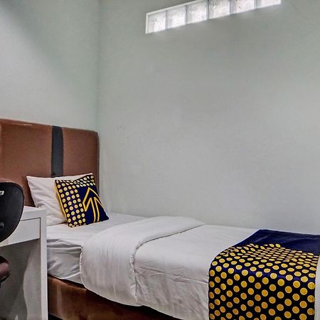 Spot On 92822 Finest House Near Amplas Bus Terminal Медан Екстериор снимка