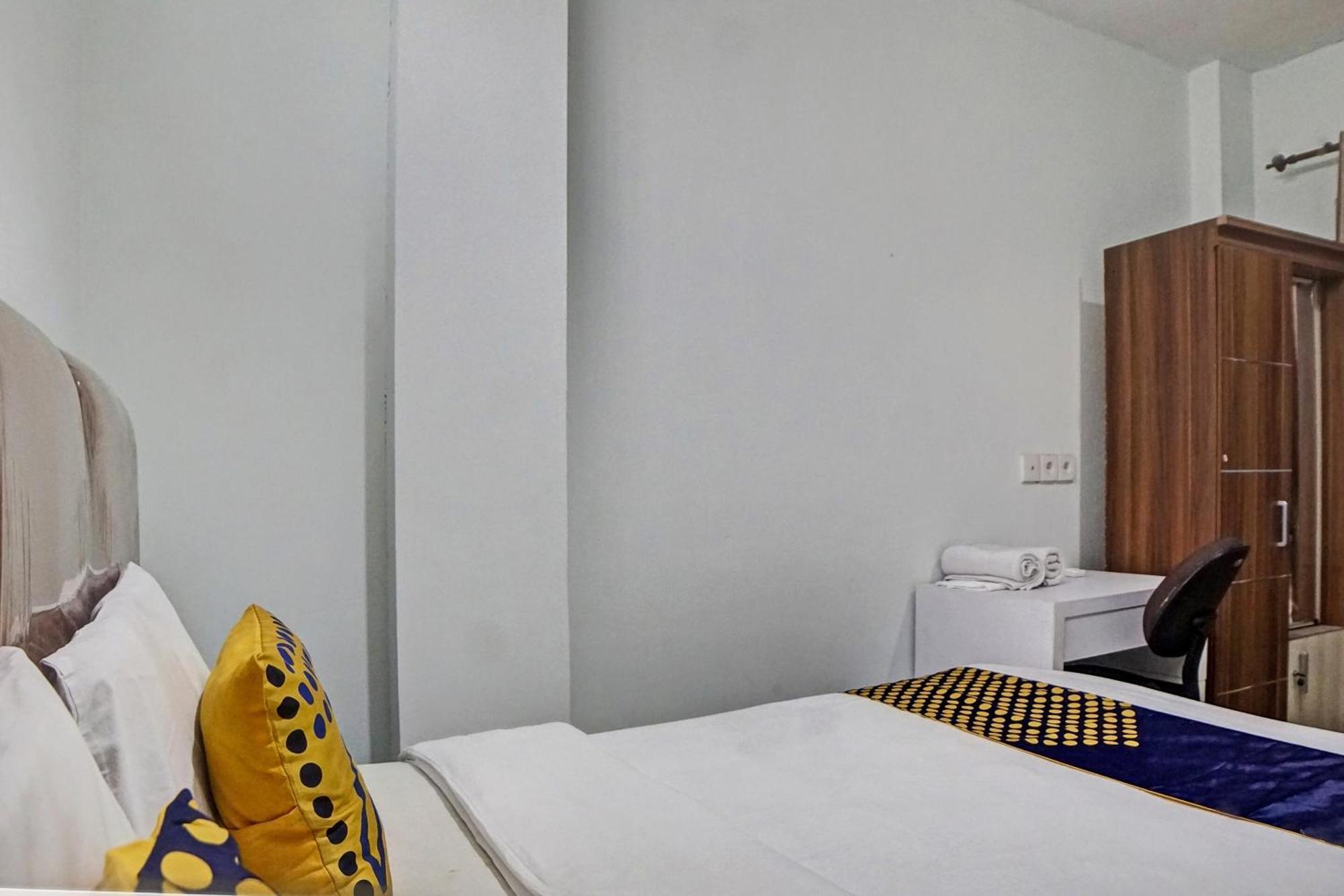 Spot On 92822 Finest House Near Amplas Bus Terminal Медан Екстериор снимка