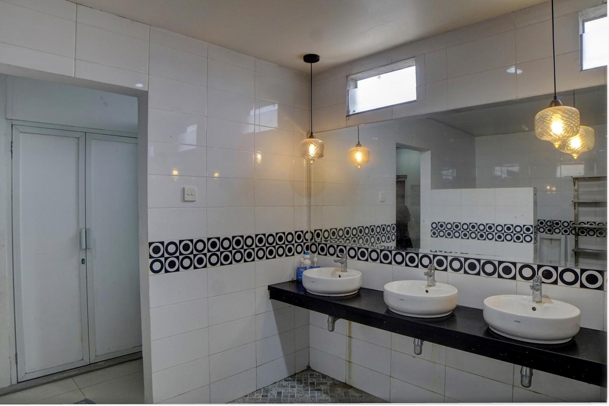 Spot On 92822 Finest House Near Amplas Bus Terminal Медан Екстериор снимка