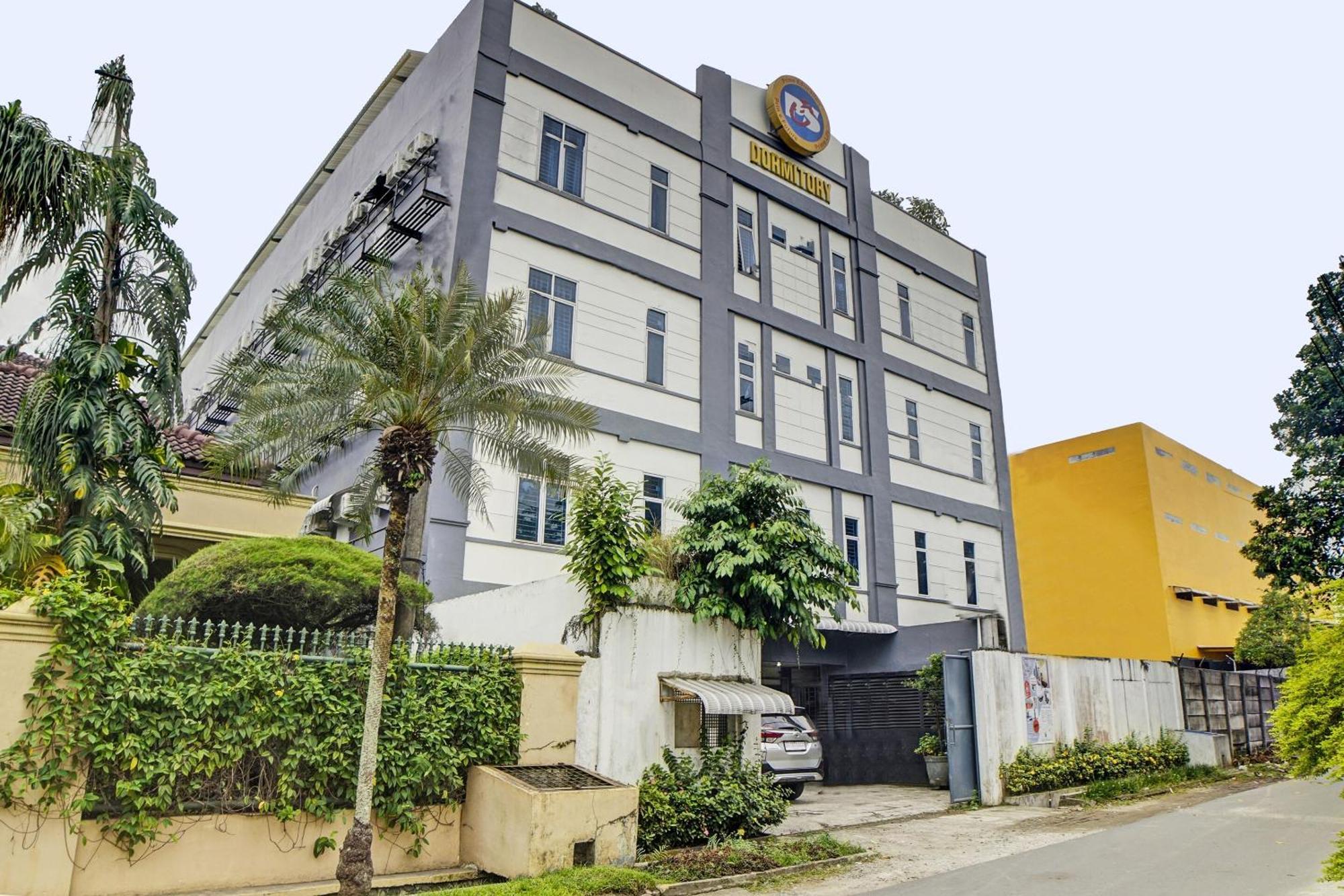 Spot On 92822 Finest House Near Amplas Bus Terminal Медан Екстериор снимка
