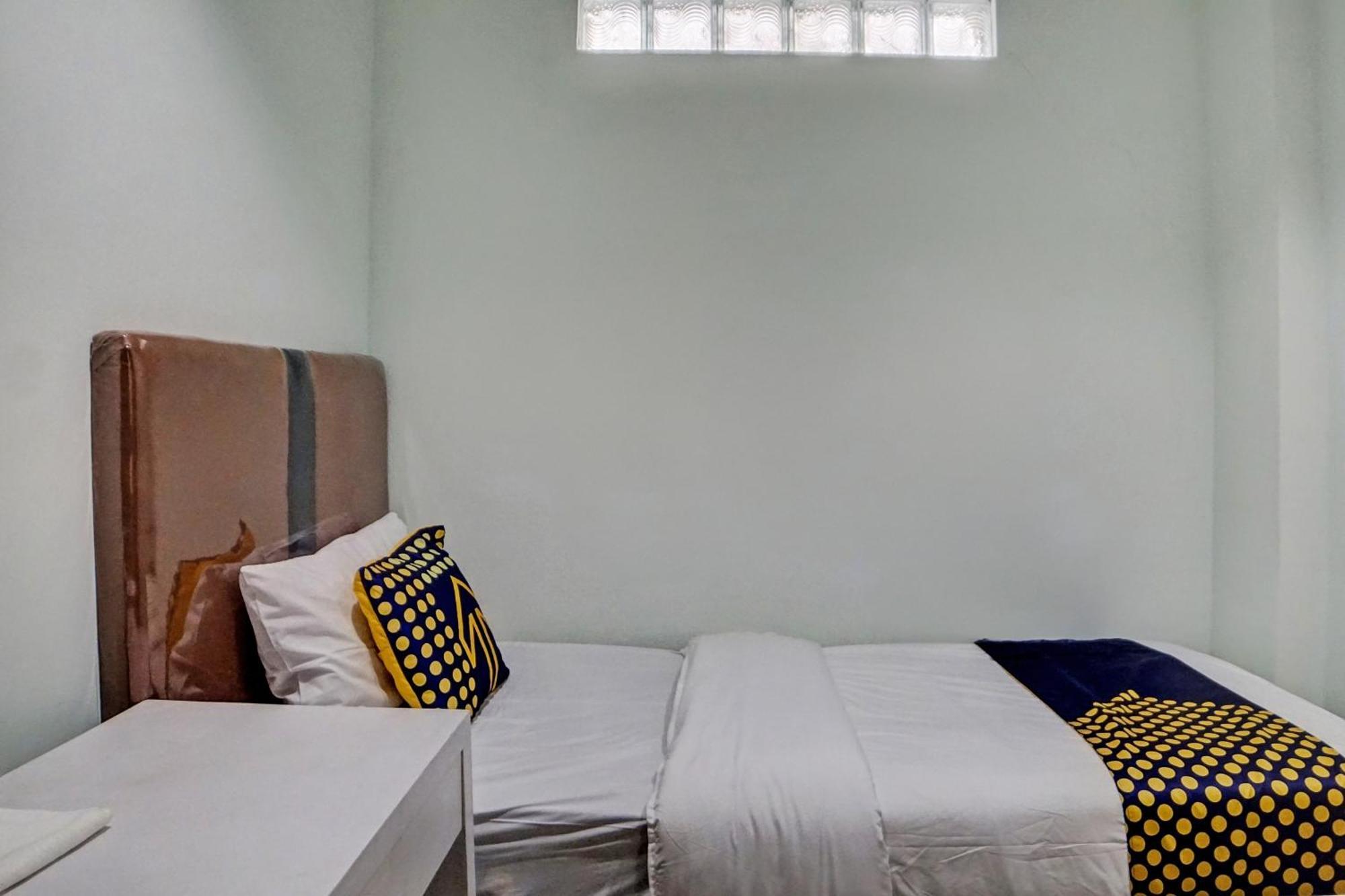 Spot On 92822 Finest House Near Amplas Bus Terminal Медан Екстериор снимка