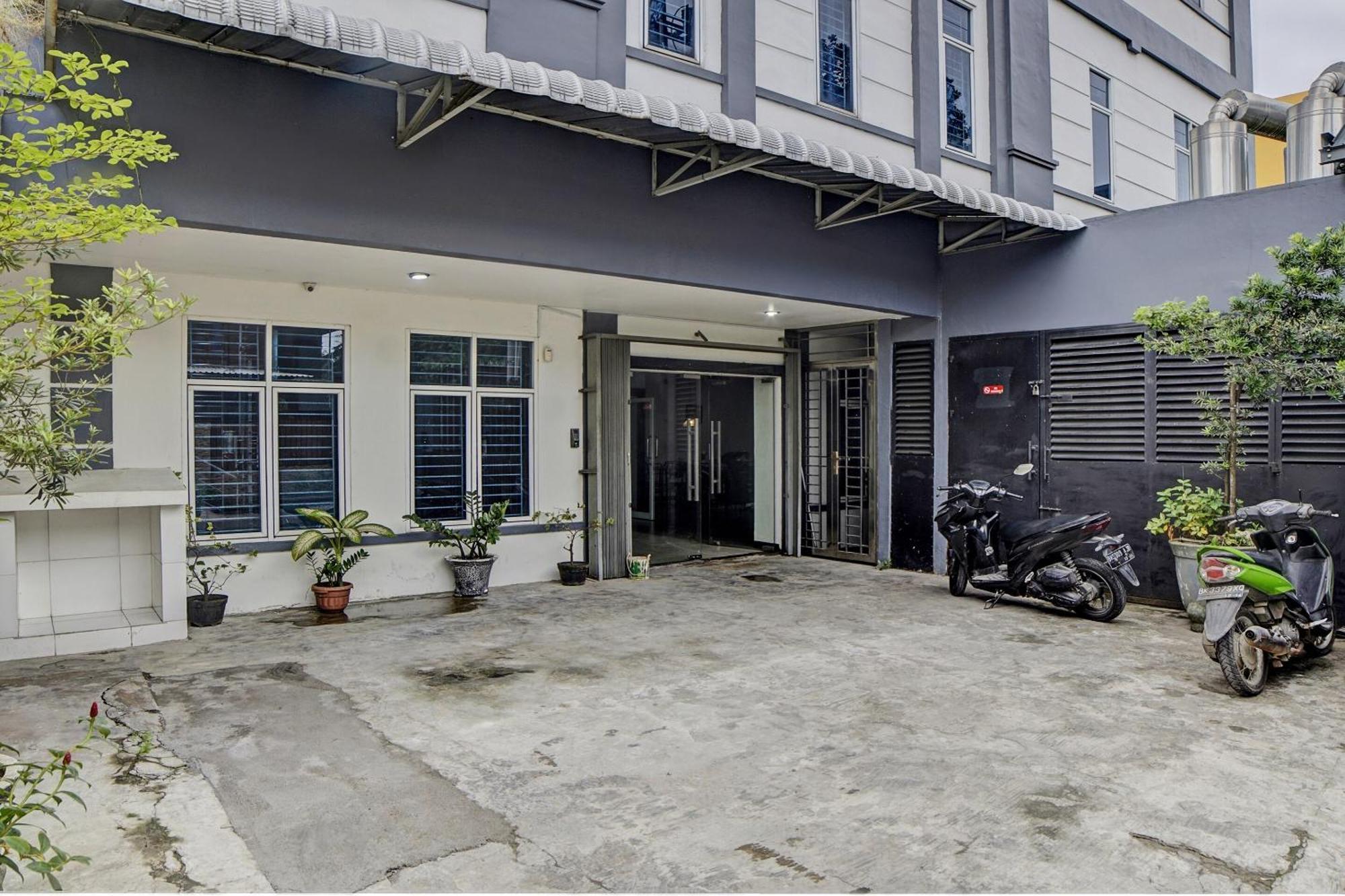 Spot On 92822 Finest House Near Amplas Bus Terminal Медан Екстериор снимка