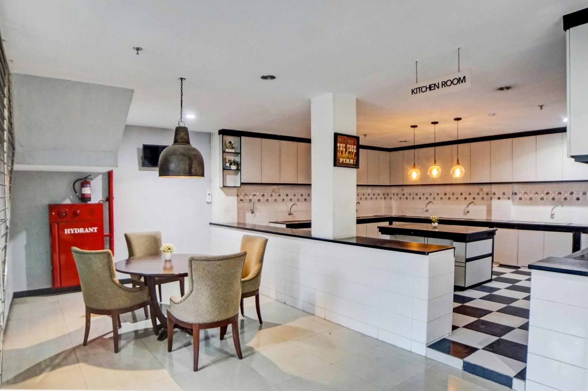 Spot On 92822 Finest House Near Amplas Bus Terminal Медан Екстериор снимка