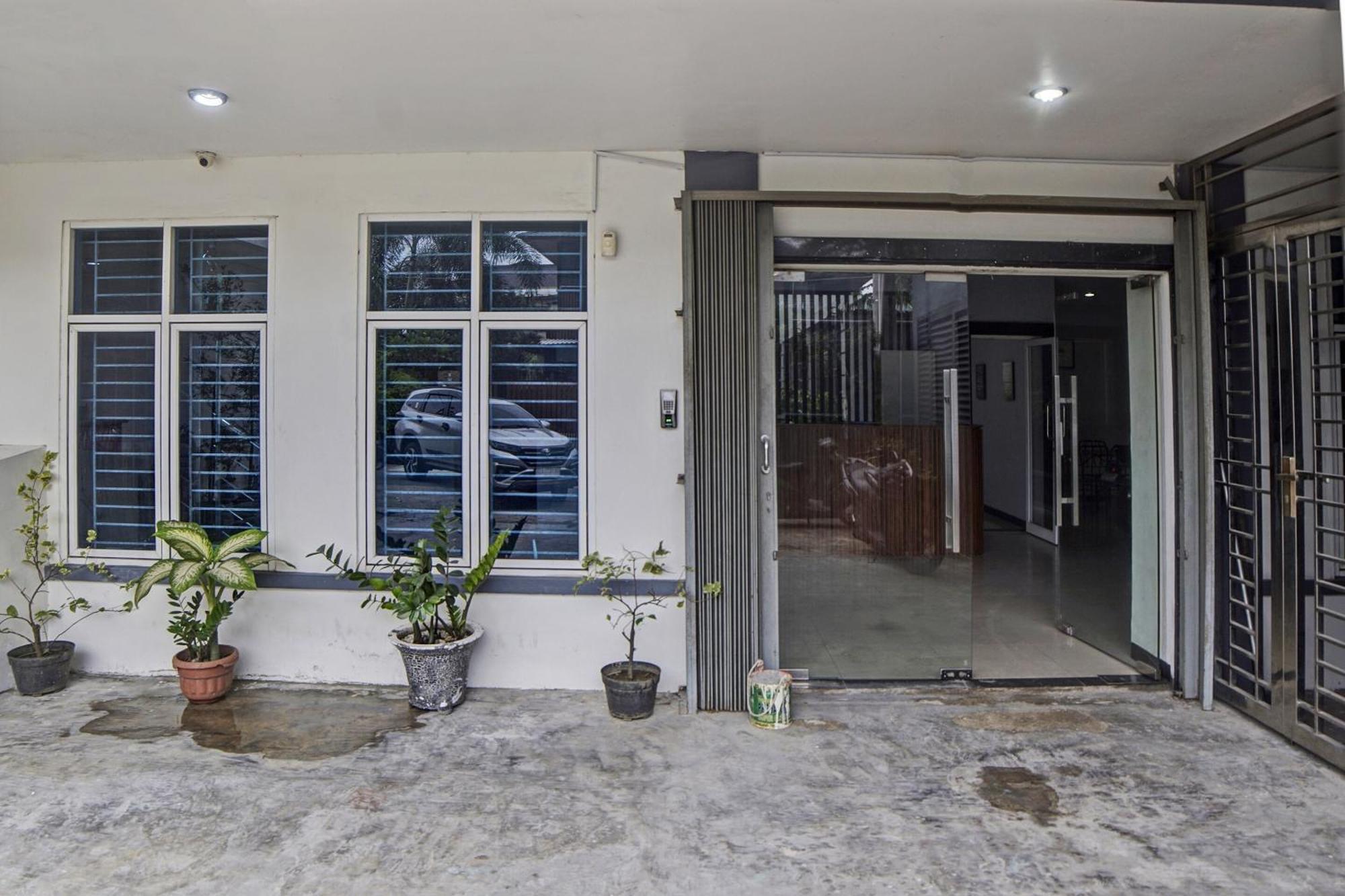 Spot On 92822 Finest House Near Amplas Bus Terminal Медан Екстериор снимка