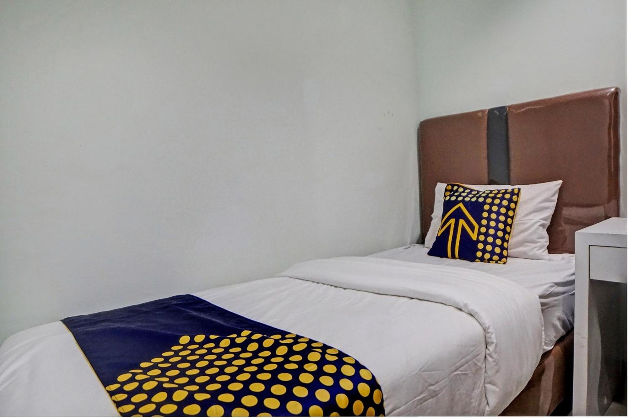 Spot On 92822 Finest House Near Amplas Bus Terminal Медан Екстериор снимка