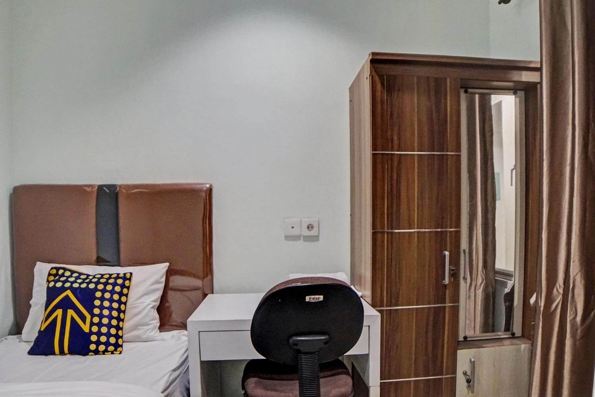 Spot On 92822 Finest House Near Amplas Bus Terminal Медан Екстериор снимка