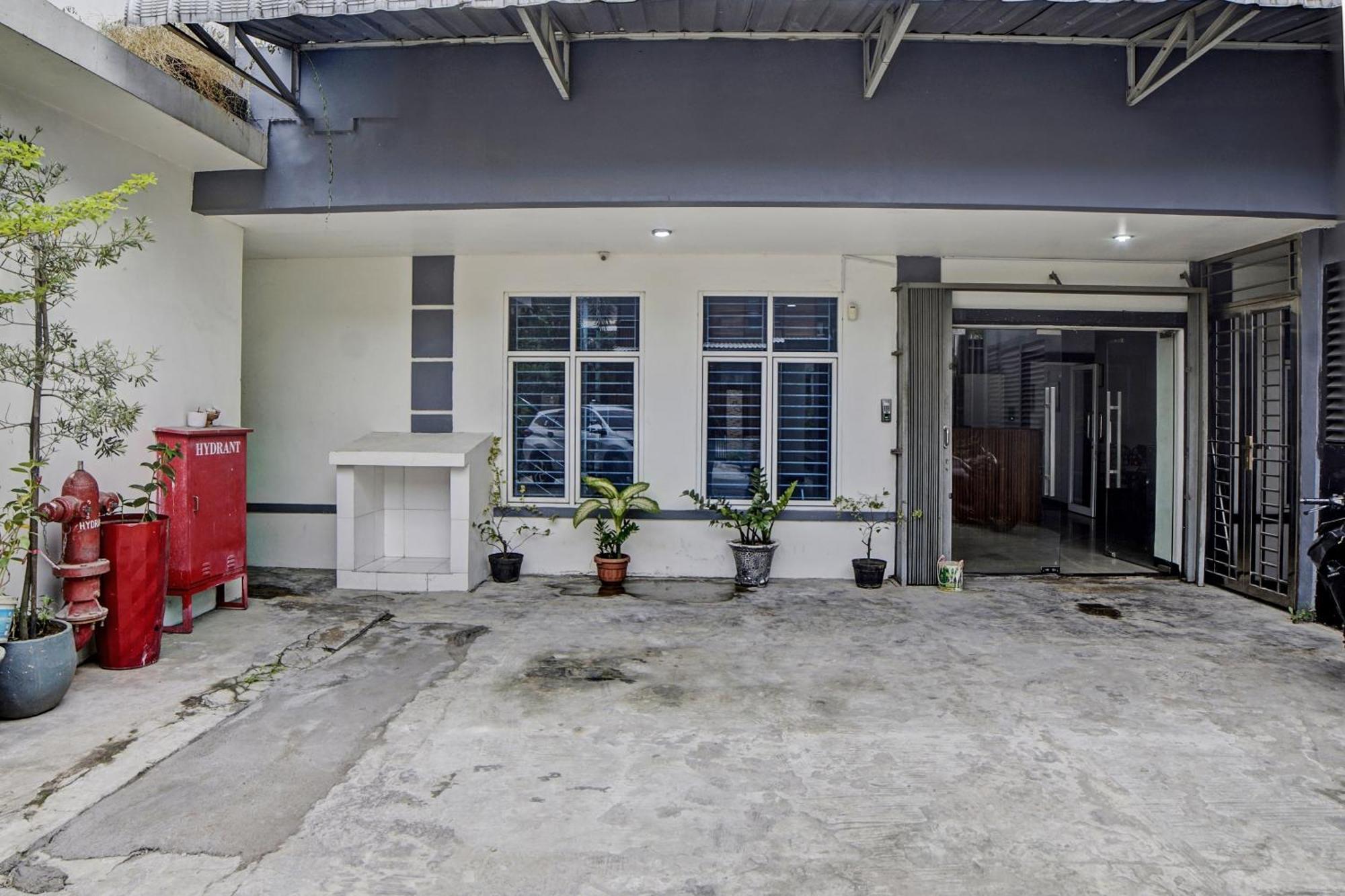 Spot On 92822 Finest House Near Amplas Bus Terminal Медан Екстериор снимка