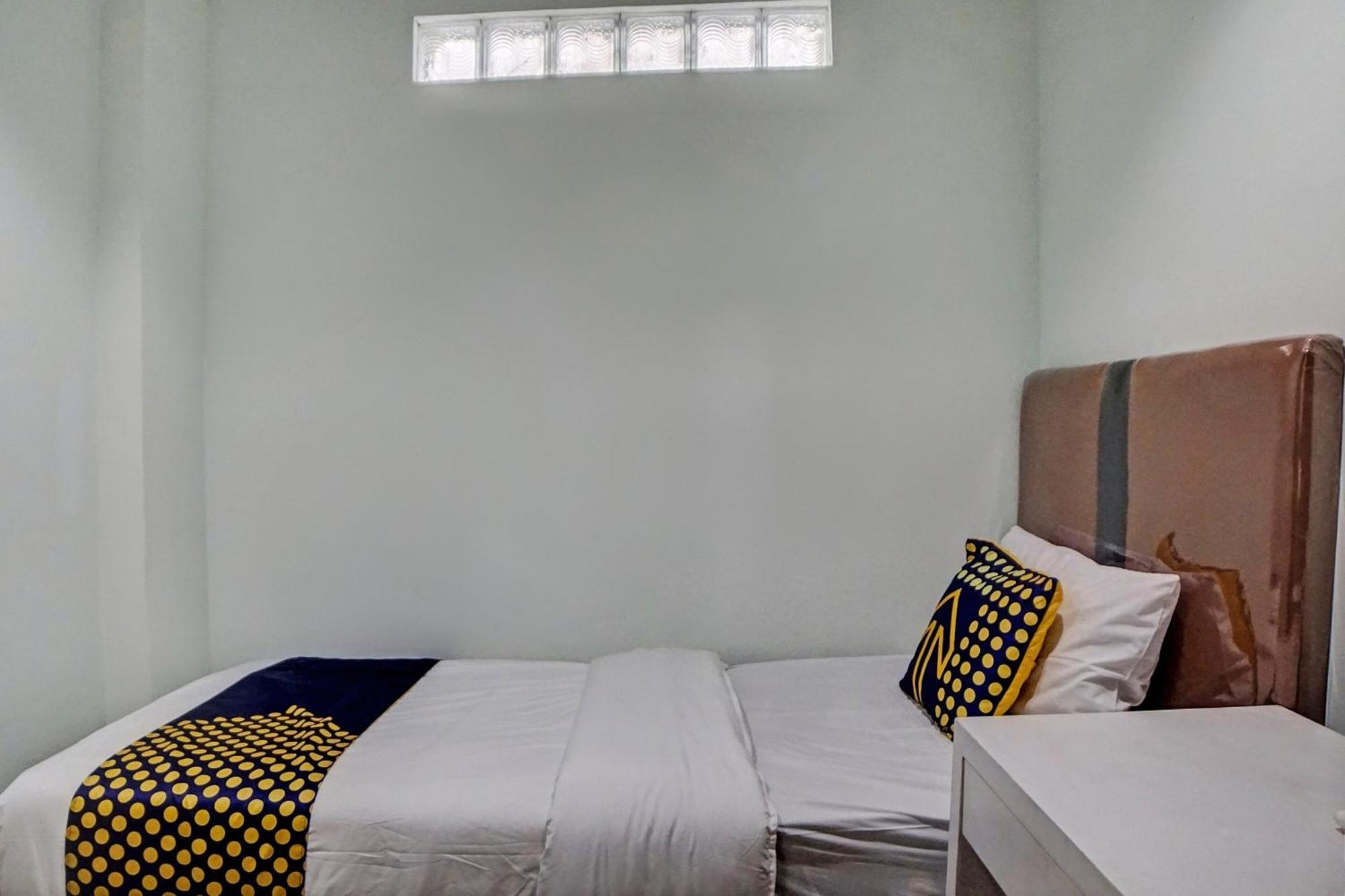 Spot On 92822 Finest House Near Amplas Bus Terminal Медан Екстериор снимка