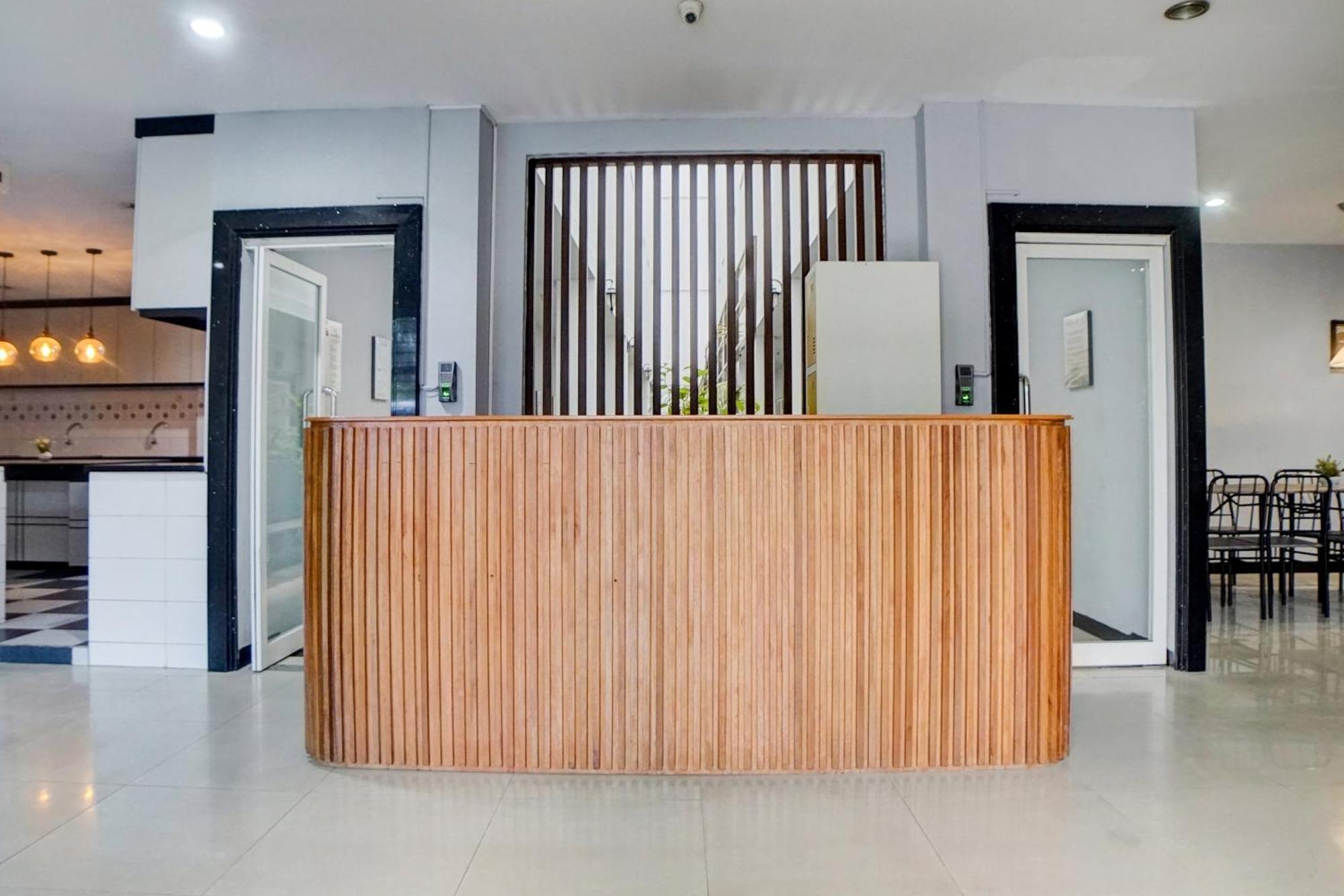 Spot On 92822 Finest House Near Amplas Bus Terminal Медан Екстериор снимка